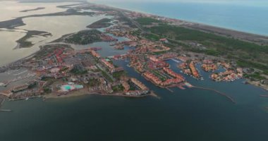 Liman üzerinde hava manzarası Leucate Akdeniz kıyısı kumlu gün batımı marina limanı.