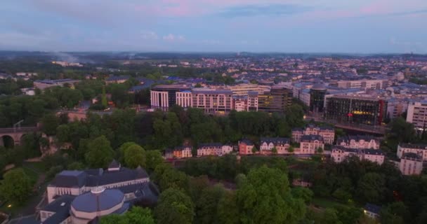 Latanie Dronem Nad Historycznym Centrum Luksemburga Latem Wieczorem Zachodzie Słońca — Wideo stockowe