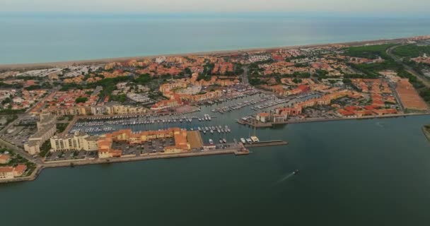 フランスの夕日を背景に 地中海の海で描かれた空中ポートの眺め 空中ビューレジャーボートマリーナ休暇リゾート フランス晴れた日 — ストック動画