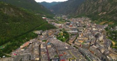 Andorra 'nın başkenti Andorra la Vella' nın Fransa ve İspanya arasındaki Pireneler dağlarındaki hava manzarası. Avrupa 'nın en gelişmiş ülkelerinden biri. Tatil ve iş için harika bir ülke.