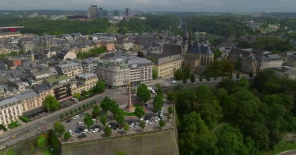 Menerbangkan Pesawat Tak Berawak Atas Pusat Sejarah Luksemburg Musim Panas — Stok Video