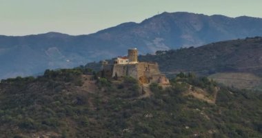  Perpignan yakınlarındaki Collioure kasabasında. Port dAvall plajı ve kraliyet kalesi solda ve deniz feneri sağda. Denizin üzerindeki drone hava görüntüsü.