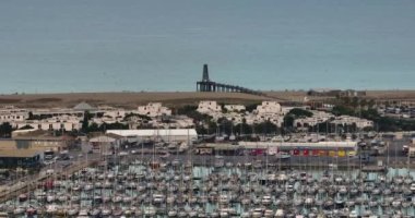Akdeniz 'in arka planında, Fransa' nın günbatımında liman manzarası. Liman Leucate hava manzaralı tekneler marina tatil tatil beldesi Fransa güneşli bir gün.