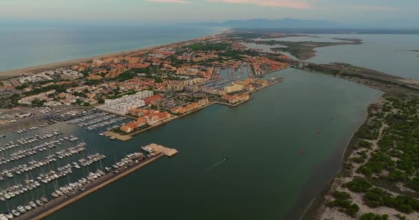 Vista Aérea Porto Leucate Com Mar Mediterranean Fundo Por Sol — Vídeo de Stock
