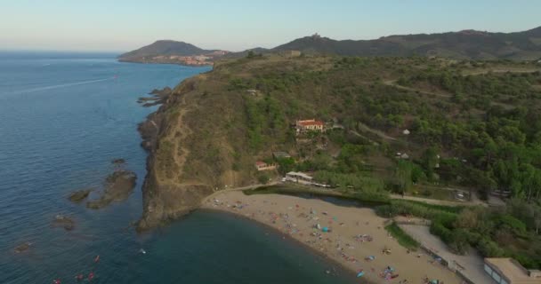 Vista Aérea Una Playa Con Gente Cerca Collioure Mar Mediterráneo — Vídeos de Stock