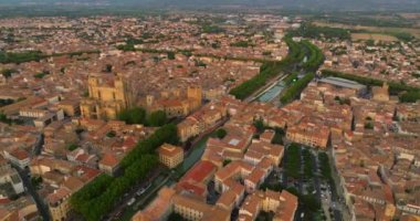 Yazın Fransa 'nın Narbonne kentinin hava manzarası.