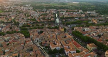 Yazın Fransa 'nın Narbonne kentinin hava manzarası.