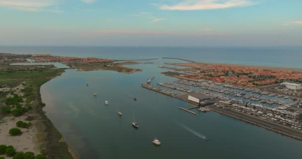 Αεροφωτογραφία Του Λιμανιού Λευκάτη Μεσογειακή Θάλασσα Στο Βάθος Ηλιοβασίλεμα Γαλλία — Αρχείο Βίντεο