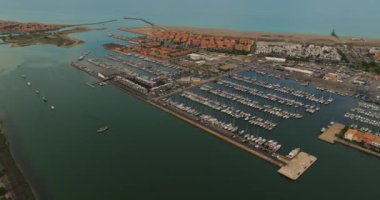 Yat kulübünün hava görüntüsü. Yanaşmış yelkenlilerin yukarıdan aşağı görüntüsü. Fransız yat kulübü. Deniz kenarındaki lüks Fransız şehri..