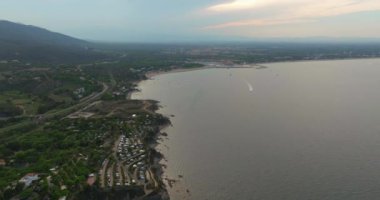  Perpignan yakınlarındaki Collioure kasabasında. Port dAvall plajı ve kraliyet kalesi solda ve deniz feneri sağda. Denizin üzerindeki drone hava görüntüsü.