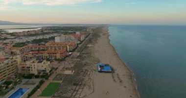 Fransa 'nın güneyindeki kumsalda Perpignan ve Lucate şehirlerinin yakınında. Turistler sıcak Akdeniz kıyılarında da dinleniyorlar. Deniz kıyısında gün batımı. Güney Fransa 'da tatiller.
