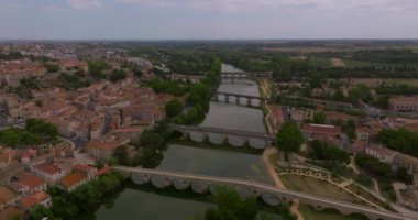 Yazın güneşli bir günde Fransa 'nın eski Beziers kasabası havadan izleniyor. Nehrin üzerindeki eski köprülerin güzel manzarası.