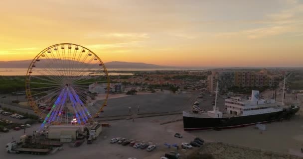 여름에 Les Barcares 해변의 해변에 관광객을위한 매력으로 페리스 바퀴와 거대한 — 비디오