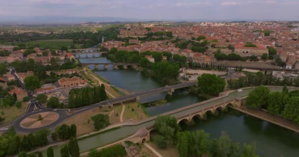 エアリアルは夏の晴れた日にフランスのベジエールの古い町を眺めます 川を渡る古い橋の美しい景色 — ストック動画