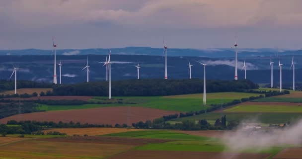 Widok Lotu Ptaka Potężną Farmę Turbin Wiatrowych Produkcji Energii Pięknym — Wideo stockowe