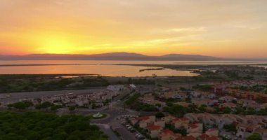 Fransa 'nın güneyindeki kumsalda Perpignan ve Lucate şehirlerinin yakınında. Turistler sıcak Akdeniz kıyılarında da dinleniyorlar. Deniz kıyısında gün batımı. Güney Fransa 'da tatiller.