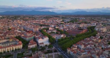Fransa 'nın güneyindeki Perpignan şehrinin üzerindeki günbatımının hava manzarası.