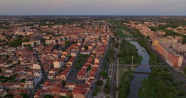 Fransa 'nın güneyindeki Perpignan şehrinin üzerindeki günbatımının hava manzarası.
