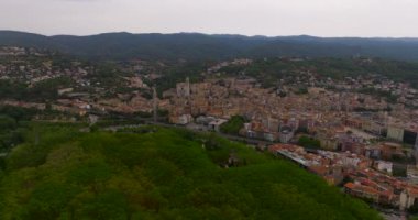 Girona Katalonya 'daki eski kasabanın kuş bakışı manzarası İspanya.