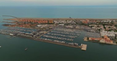 Akdeniz 'in arka planında, Fransa' nın günbatımında liman manzarası. Liman Leucate hava manzaralı tekneler marina tatil tatil beldesi Fransa güneşli bir gün.