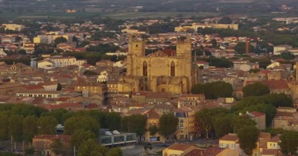 Вид Воздуха Католическую Церковь Центре Старого Города Юге Франции Нарбонна — стоковое видео