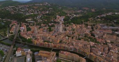 Girona şehrinin güzel bir yaz gününde havadan görünüşü, Katalonya, İspanya.