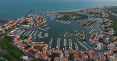Fransa 'nın güney kıyısının havadan görünüşü, Akdeniz' de Agde şehrinin deniz kıyısı Loisir adası ve komşu marinalar manzaralı. Turist tatil beldesi..