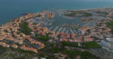 Fransa 'nın güney kıyısının havadan görünüşü, Akdeniz' de Agde şehrinin deniz kıyısı Loisir adası ve komşu marinalar manzaralı. Turist tatil beldesi..