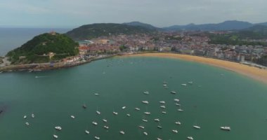 San Sebastian Donostia İspanya. Eski kasaba merkezinin havadan görüntüsü. La concha Sahili ve Körfez Bölgesi.