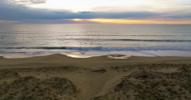 Letecký Pohled Oceán Pláž Západ Slunce Dramatické Barevné Oblohy Mraky — Stock video