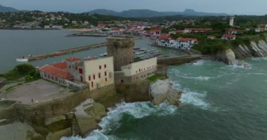 Saint-Jean-de-Luz körfezine Ciboure ve Saint-Jean-de-Luz, Fransa 'da eşsiz bir kara parçası olan Fort de Socoa ile hava manzaralı giriş..