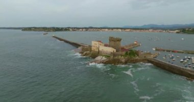 Ciboure ve Saint-Jean-de-Luz, Fransa 'da günbatımında Fort de Socoa' nın hava manzarası..