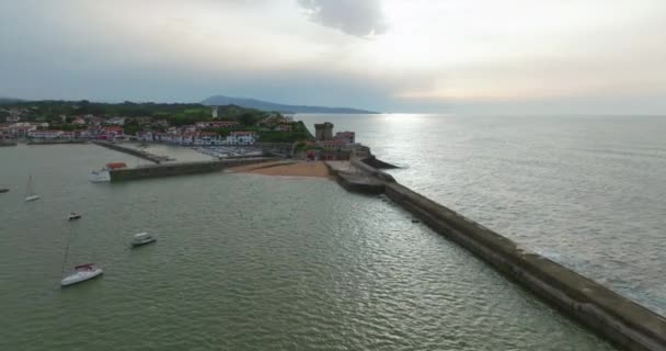 从空中俯瞰圣让 德卢斯湾与法国索科堡的入口 码头保护城镇不受海浪的侵袭 — 图库视频影像