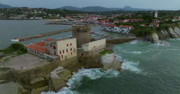 Luftaufnahme Eingang Zur Bucht Von Saint Jean Luz Mit Fort — Stockvideo