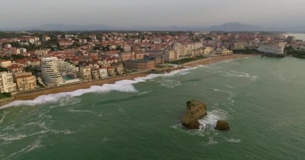 Αεροφωτογραφία Της Παραλίας Και Της Παραλίας Της Παραθαλάσσιας Πόλης Biarritz — Αρχείο Βίντεο