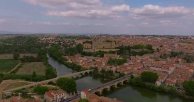 Beziers 'in eski şehri Herault, Fransa' nın havadan görünüşü.