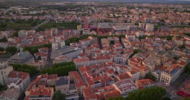 Fransa 'nın güneyindeki Perpignan şehrinin üzerindeki günbatımının hava manzarası.