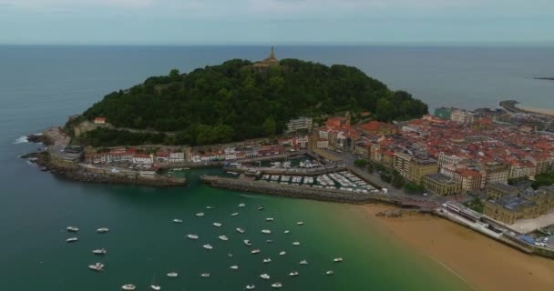 Vista Aérea Los Barcos Bahía Concha Con Edificios San Sebastián — Vídeos de Stock