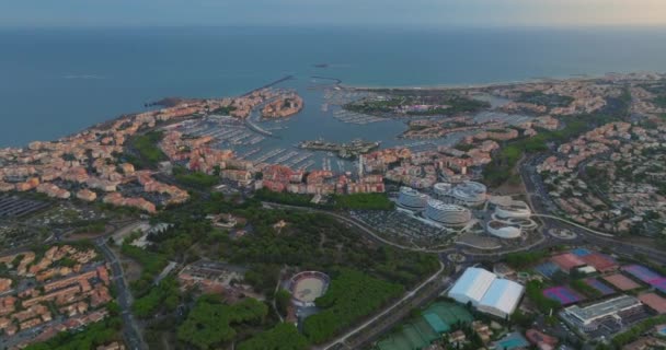 ロワジール島と隣接するマリーナを見下ろす地中海のアグドの南海の鳥の視界 夏は家族でリラックスできる観光スポットです フランス — ストック動画