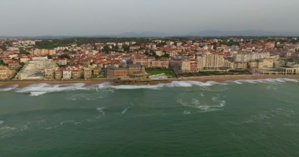 Luftaufnahme Vom Strand Und Strand Der Küstenstadt Biarritz Frankreich — Stockvideo