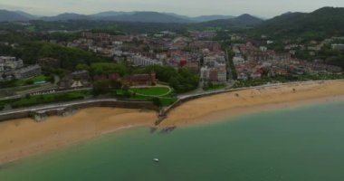 San Sebastian 'ın havadan görünüşü, Donostia City. Şehir merkezi ve ünlü plaj manzarası.