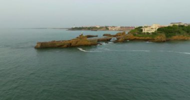 Muhteşem Bakire Meryem Kayası 'nın havadan görünüşü. Biarritz, Fransa.