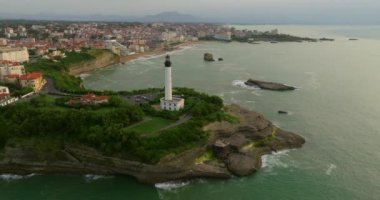 Biarritz, Fransa hava manzaralı kayalık uçurum ve Biarritz deniz feneri.