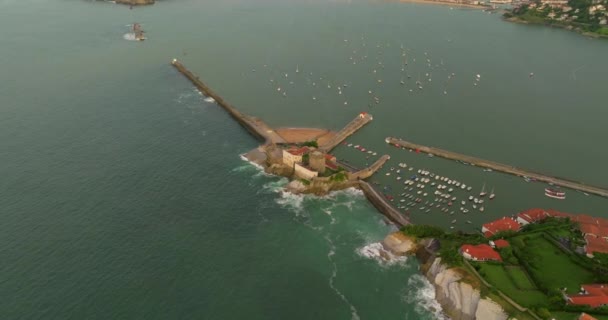 德卢斯湾与索科堡之间的空中景观入口 其独特的地形位于法国Ciboure和Saint Jean Luz — 图库视频影像