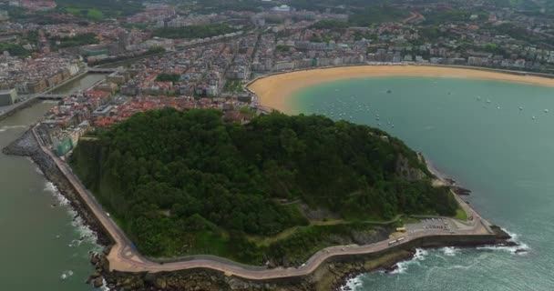 サンセバスチャン バスク スペインのツァリオラビーチとウルガル山の空中ビュー — ストック動画