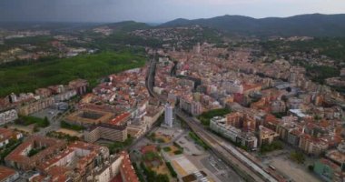 Girona şehrinin güzel bir yaz gününde havadan görünüşü, Katalonya, İspanya.