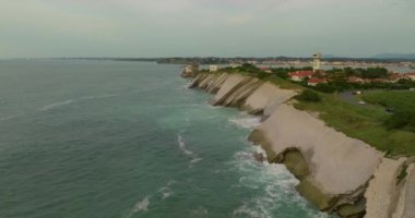 Atlantik Okyanusu 'ndaki Fransız sahilindeki inanılmaz güzellikteki Biscargorry kayalıklarının havadan görünüşü Saint-Jean-de-Luz köyünün yanında..