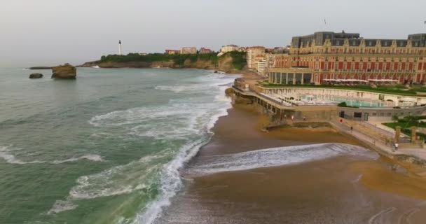 フランスのビアリッツの海辺町のビーチとビーチフロントの空中ビュー — ストック動画