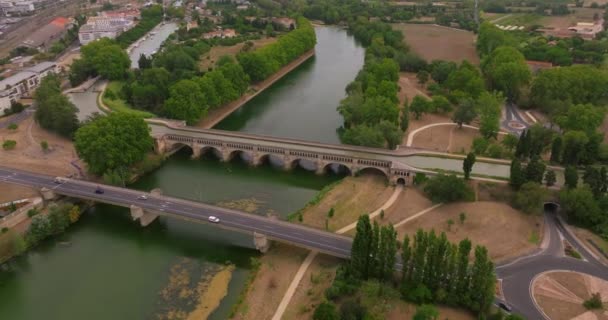 エアリアルは夏の晴れた日にフランスのベジエールの古い町を眺めます 川を渡る古い橋の美しい景色 — ストック動画