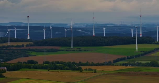 Вид Воздуха Ветряные Турбины Кукурузных Полях Германии Облака Над Зеленым — стоковое видео